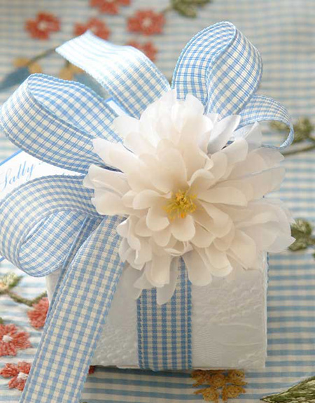 Gingham Ribbon Gift Box Carolyn Roehm